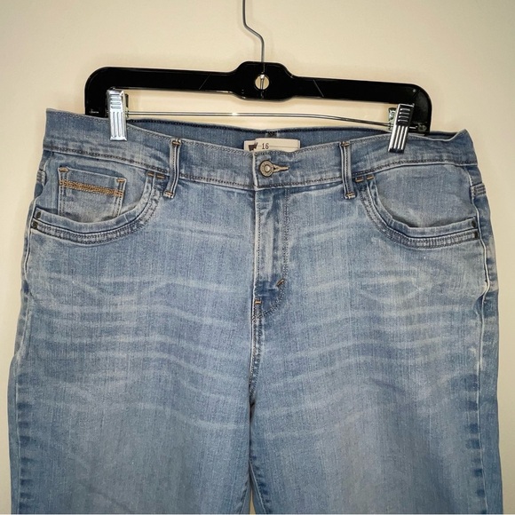 Levi’s Denim Shorts with Rolled Hem and 5-Pocket Design Size 16 - Picture 2 of 12